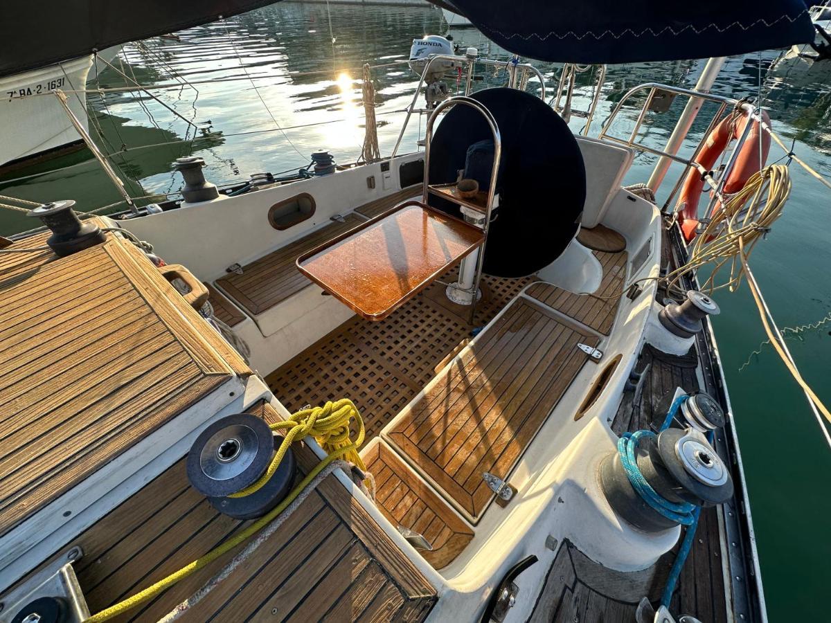 Unique Wooden Sail Yacht + 2 Bikes Included! Hotel Сант Адриа де Бесос Екстериор снимка